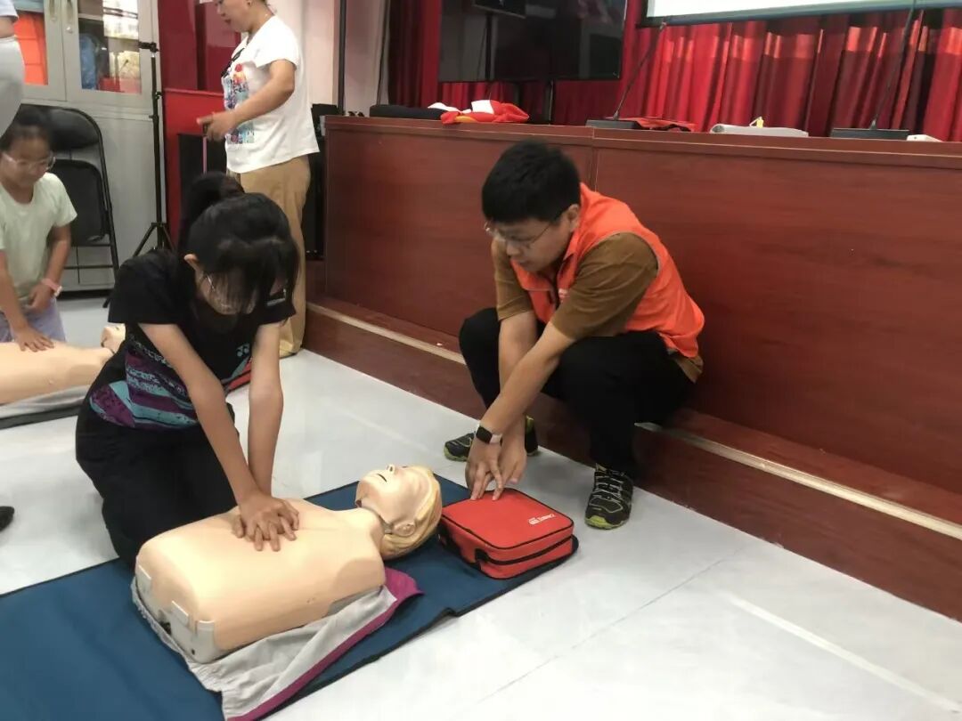 青少年实操心肺复苏.jpg