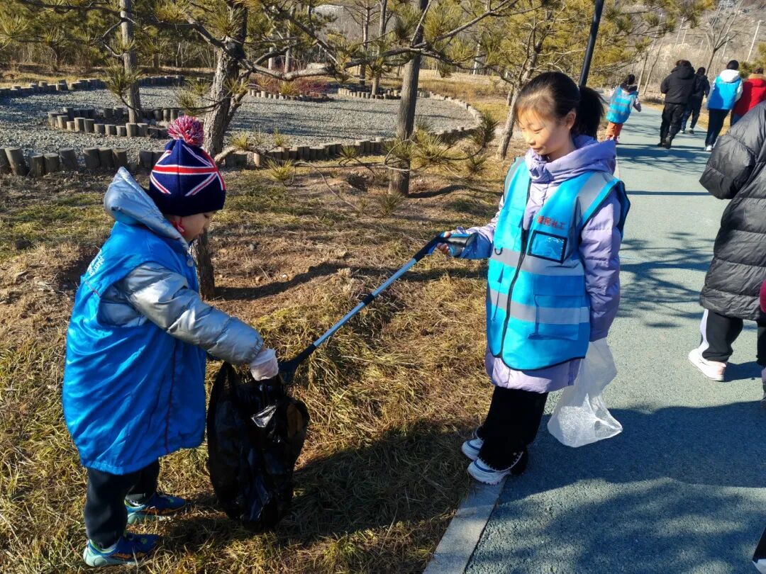 1.爱民救援队捡垃圾.jpg