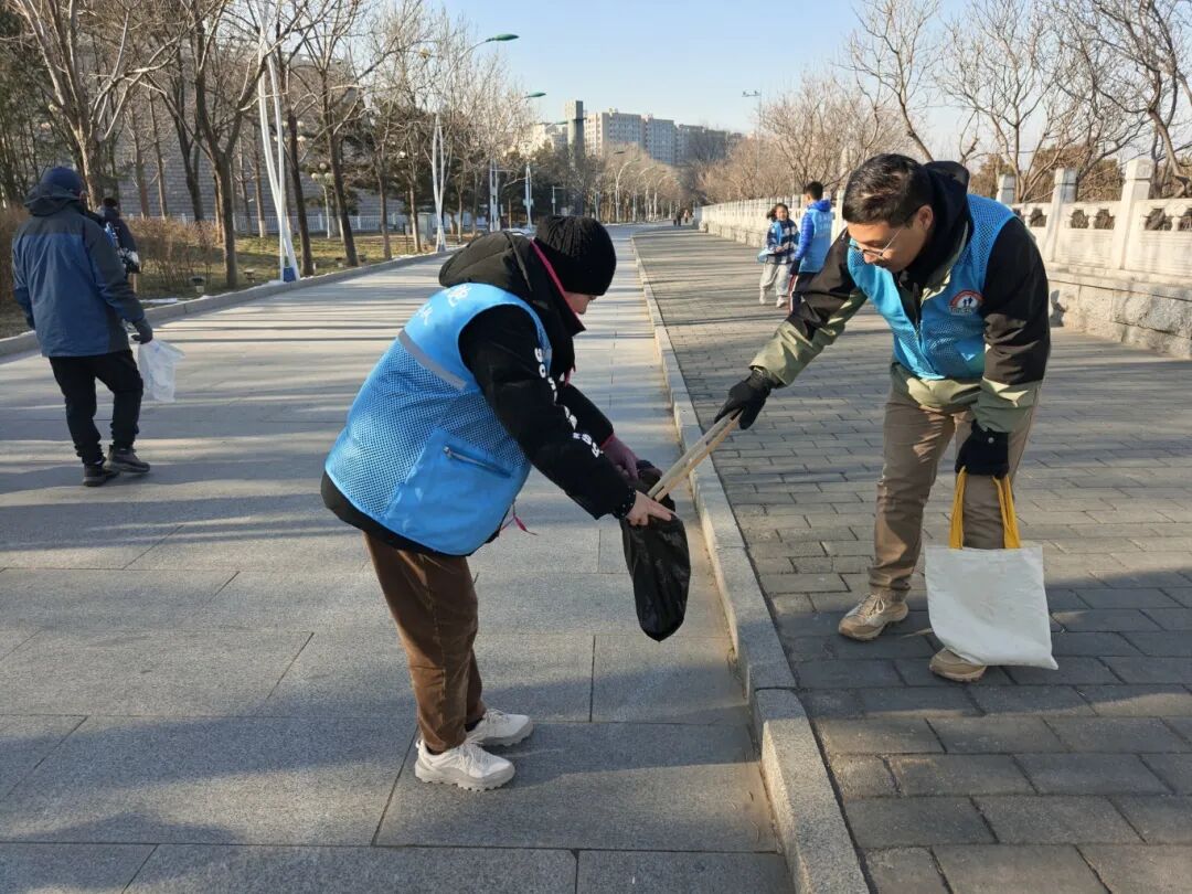 2.永定楼捡垃圾.jpg