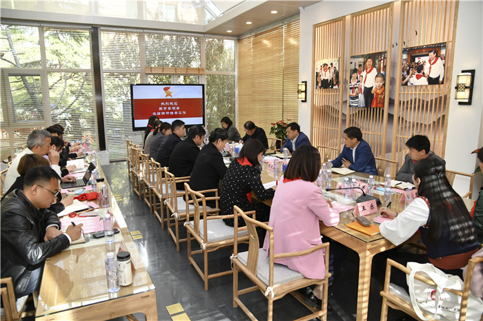 在交流座谈会上,海淀区民族小学书记,校长马万成介绍了学校基本情况