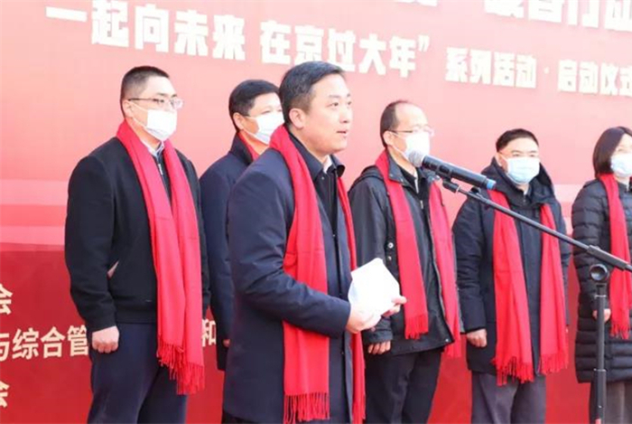 北京团市委副书记王洪涛就2022年"暖春行动"安排作了介绍;与会领导为
