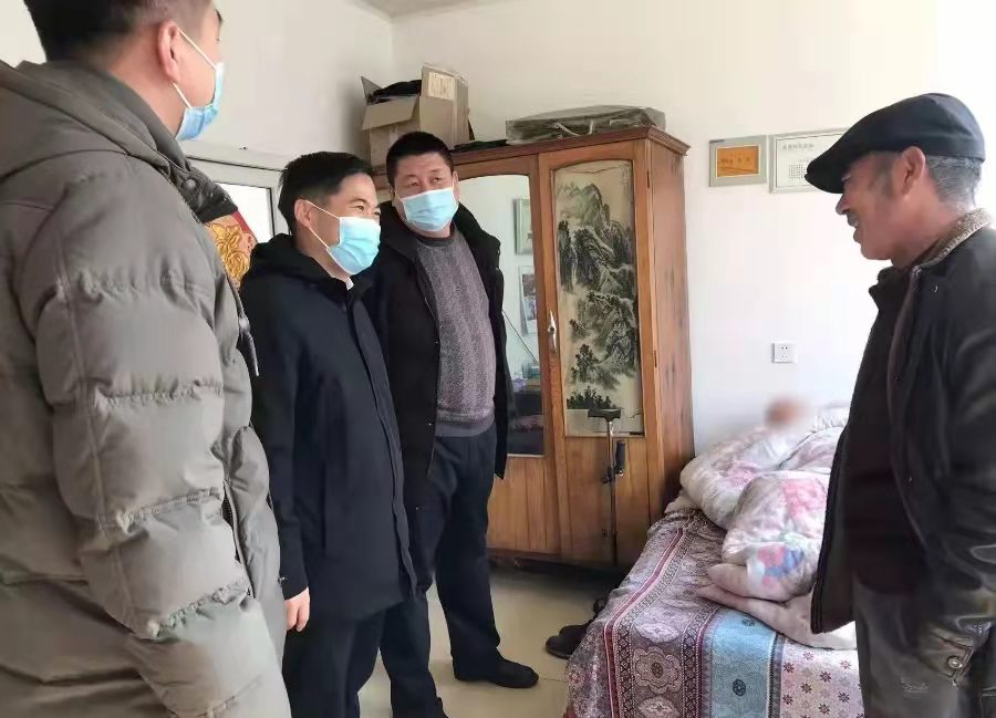 团市委驻村第一书记携艺术青年为村民写对联送祝福
